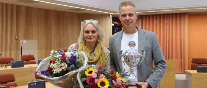Elly Mensen en wethouder Pascal Schrik in het gemeentehuis. Foto: Bennie Wolbers