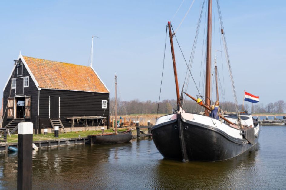 Verlevendiging in de Marker haven: schippersvrouw Willempje aan boord van hektjalk De Vier Gebroeders, foto Studio Merike