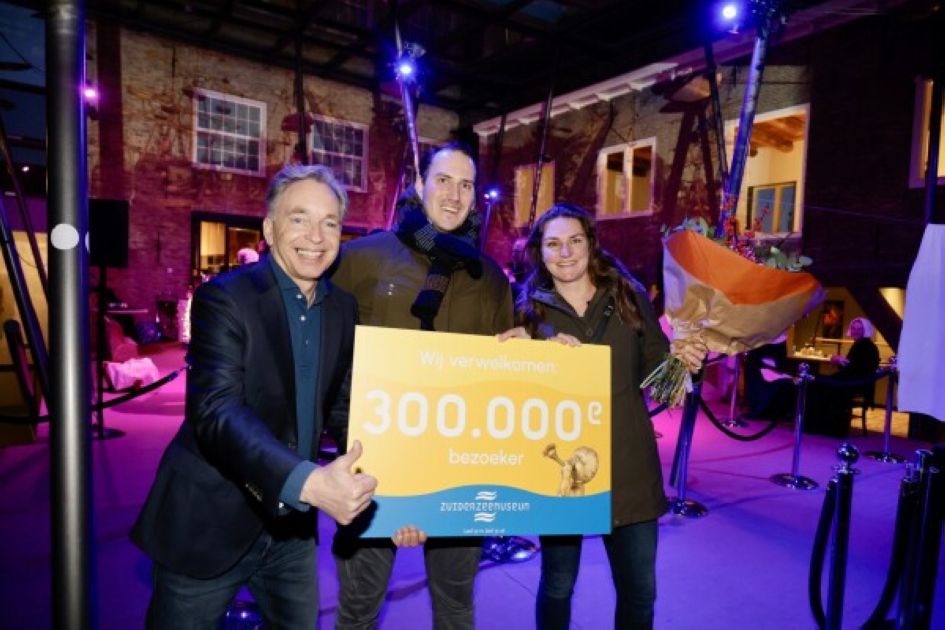 300.000ste bezoeker van 2025 v.l.n.r. Stephan Warnik, Yardo Brandhoff en Yara Koster, foto Marcel Rob