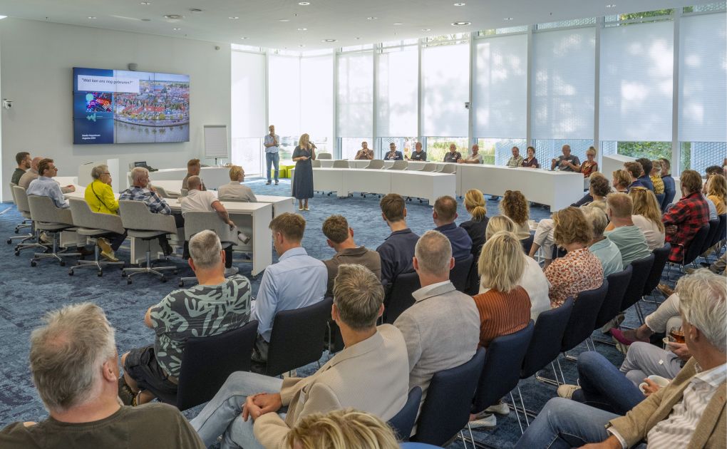 Een welkomstwoord van wethouder Marja van der Meer voor de vele aanwezige ondernemers tijdens de nazomerborrel. Foto: Joachim de Ruijter