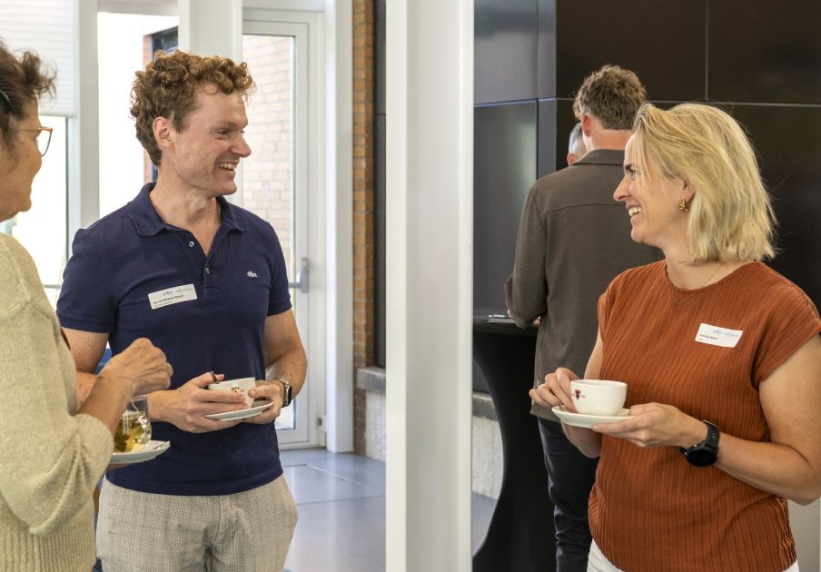 Sfeerfoto van ondernemers die met elkaar praten. Foto: Foto: Joachim de Ruijter
