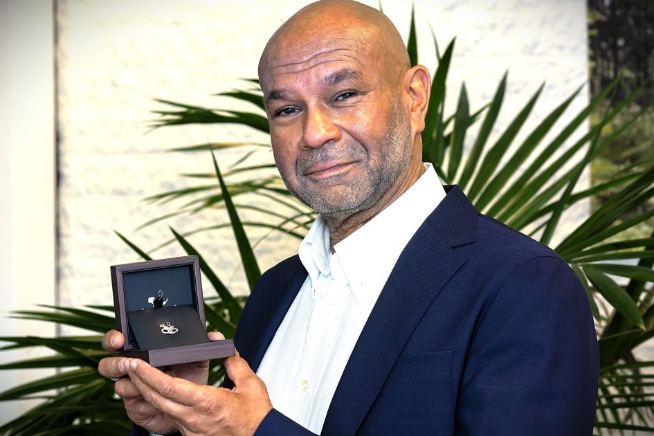 Wethouder José de Robles reikt ook dit jaar de Zilveren Schakels uit. (foto: Patrick Hesse / VisionQuest)