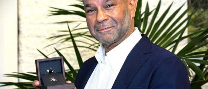 Wethouder De Wethouder José de Robles reikt ook dit jaar de Zilveren Schakels uit. (foto: Patrick Hesse / VisionQuest)