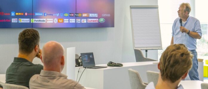 Xander Koppelmans aan het woord over cyberveiligheid. Foto: Joachim de Ruijter