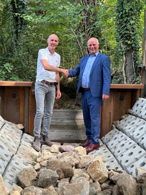plaatsen laatste stuw. Foto: waterschap Rijn en IJssel en ANP Connect