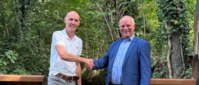 plaatsen laatste stuw. Foto: waterschap Rijn en IJssel en ANP Connect